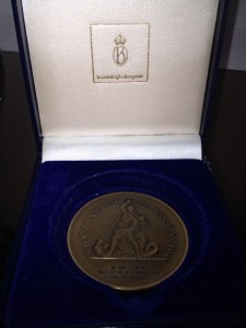 Medaille Mellony van Hemert ontvangen van Carnegie Heldenfonds